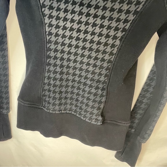 LULULEMON scuba hounds tooth hens foot pattern black and grey grunge sweater - Picture 8 of 12